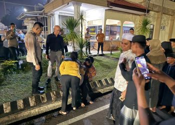 Momen haru saat ibu dan anak yang sempat hilang bertemu kembali di halaman Mapolresta Jambi Rabu (22/10/2025) malam. (Dok. Nahar)