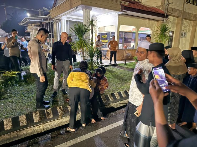 Momen haru saat ibu dan anak yang sempat hilang bertemu kembali di halaman Mapolresta Jambi Rabu (22/10/2025) malam. (Dok. Nahar)