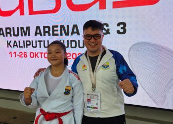 Karateka muda asal Jambi, Novisa Irni Salim (kiri), berfoto bersama pelatih usai meraih medali perak pada nomor kata perorangan putri PON Bela Diri 2025 di GOR Djarum Arena, Kaliputu, Kudus, Kamis (23/10/2025) (Dok . Koni Jambi)