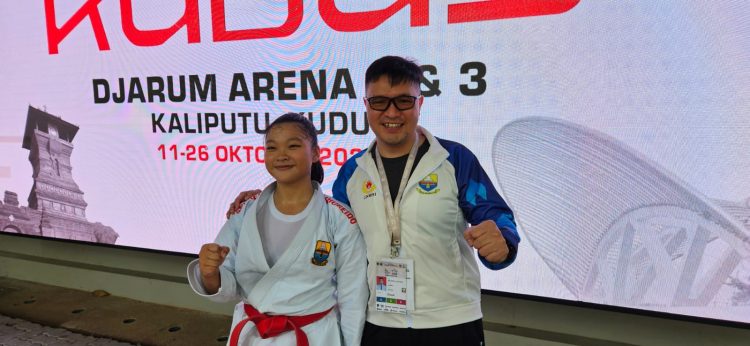 Karateka muda asal Jambi, Novisa Irni Salim (kiri), berfoto bersama pelatih usai meraih medali perak pada nomor kata perorangan putri PON Bela Diri 2025 di GOR Djarum Arena, Kaliputu, Kudus, Kamis (23/10/2025) (Dok . Koni Jambi)