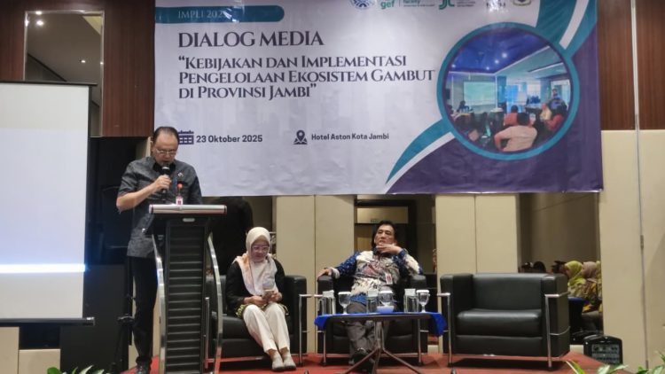 Kepala DLH Provinsi Jambi, Dr. Varial Adhi Putra, menyampaikan sambutan pada Dialog Media bertema “Kebijakan dan Implementasi Pengelolaan Ekosistem Gambut di Provinsi Jambi” di Hotel Aston, Kamis (23/10/2025). (Daus)