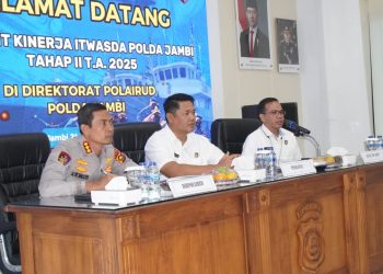 Dirpolairud Polda Jambi Kombes Pol Agus Tri Waluyo (tengah) bersama Tim Audit Itwasda Polda Jambi saat pelaksanaan Audit Kinerja Tahap II Tahun Anggaran 2025 di Mako Ditpolairud Polda Jambi, Jumat (24/10/2025). (Dok. Nahar)