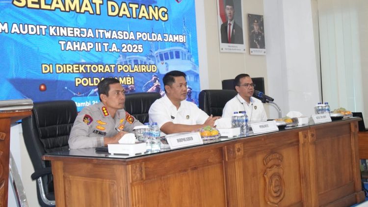 Dirpolairud Polda Jambi Kombes Pol Agus Tri Waluyo (tengah) bersama Tim Audit Itwasda Polda Jambi saat pelaksanaan Audit Kinerja Tahap II Tahun Anggaran 2025 di Mako Ditpolairud Polda Jambi, Jumat (24/10/2025). (Dok. Nahar)