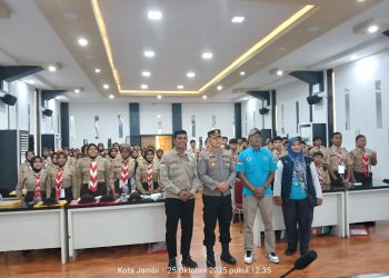 Kasubdit Bintibsos Ditbinmas Polda Jambi, AKBP Dr. Dadang Djoko Karyanto, bersama perwakilan BNNK Jambi dan Kwarcab Pramuka Kota Jambi berfoto bersama peserta usai sosialisasi pembentukan Satgas Pramuka Anti-Narkoba di Kota Jambi, Sabtu (25/10/2025). (Dok. Nahar)