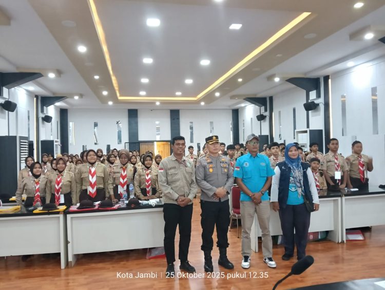 Kasubdit Bintibsos Ditbinmas Polda Jambi, AKBP Dr. Dadang Djoko Karyanto, bersama perwakilan BNNK Jambi dan Kwarcab Pramuka Kota Jambi berfoto bersama peserta usai sosialisasi pembentukan Satgas Pramuka Anti-Narkoba di Kota Jambi, Sabtu (25/10/2025). (Dok. Nahar)