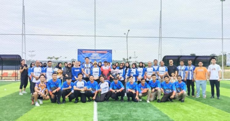 Kalapas Perempuan Kelas IIB Jambi, Meita Eriza, bersama peserta dari BNN Provinsi Jambi dan Bank BRI berfoto bersama usai pembukaan Turnamen Mini Soccer dan Senam Bersama di Lapangan Jambi Mini Soccer, Kabupaten Muaro Jambi, Sabtu (25/10/2025). (Dok. Daus)