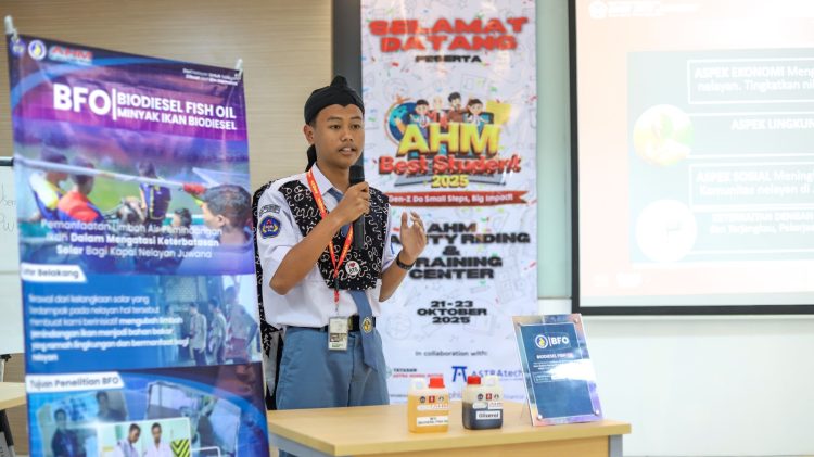 Refan Enggi Febrianto, siswa SMK Bhina Tunas Bhakti Juwana, mempresentasikan inovasi “Biodiesel Fish Oil (BFO)” pada final AHM Best Student 2025 di AHM Safety Riding & Training Center, Cikarang, Jawa Barat, 22 Oktober 2025. (Dok. Sinsen)