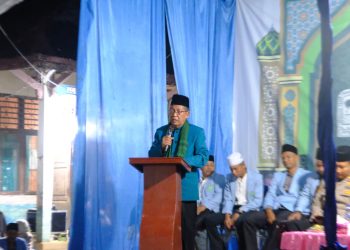 Wakil Gubernur Jambi, Drs. H. Abdullah Sani, M.Pd.I., menyampaikan sambutan pada pembukaan Festival Anak Sholeh Indonesia (FASI) ke-XXII Tingkat Kabupaten Muaro Jambi di Desa Sungai Bungur, Kecamatan Kumpeh, Jumat malam (24/10/2025). (Dok. Stepanus)