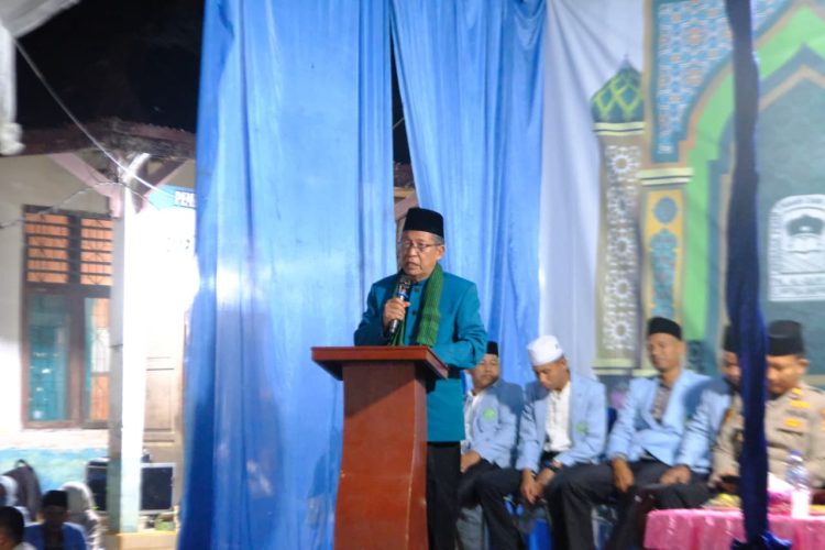Wakil Gubernur Jambi, Drs. H. Abdullah Sani, M.Pd.I., menyampaikan sambutan pada pembukaan Festival Anak Sholeh Indonesia (FASI) ke-XXII Tingkat Kabupaten Muaro Jambi di Desa Sungai Bungur, Kecamatan Kumpeh, Jumat malam (24/10/2025). (Dok. Stepanus)