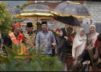 Bupati Kerinci Monadi bersama masyarakat dan tokoh adat menghadiri tradisi Kenduri Arah di Desa Sungai Jernih, Kecamatan Gunung Tujuh, Minggu (26/10/2025). (Foto: Deko)