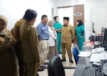 Gubernur Jambi Al Haris meninjau ruang operasi dan berdialog dengan tim medis RSUD Raden Mattaher Jambi, Senin (27/10/2025), (Foto: Daus)