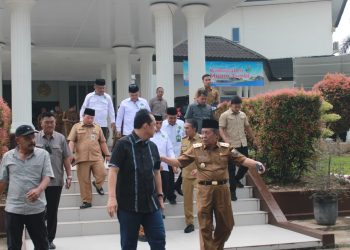Wakil Gubernur Jambi, Drs. H. Abdullah Sani, M.Pd.I., meninjau kesiapan lokasi pelaksanaan Musabaqah Tilawatil Qur’an (MTQ) ke-54 Tingkat Provinsi Jambi di Kabupaten Muaro Jambi, Kamis (27/10/2025). (Dok. Stepanus)