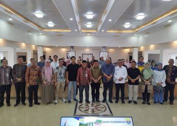 Staf Ahli Gubernur Jambi Bidang Ekonomi, Keuangan, dan Pembangunan Muktamar Hamdi (tengah) bersama peserta Rapat Evaluasi Kinerja KP3 Semester I Tahun 2025 di Kantor Biro Perekonomian Setda Provinsi Jambi, Senin (27/10/2025 ) (Dok Stepanus)