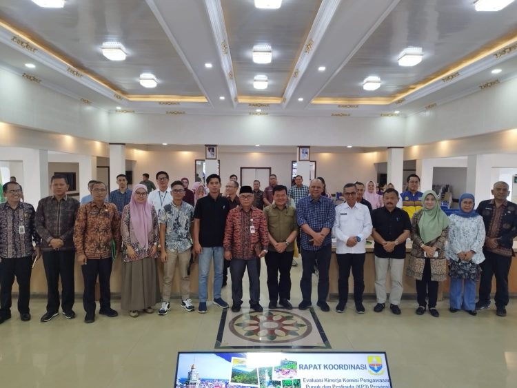 Staf Ahli Gubernur Jambi Bidang Ekonomi, Keuangan, dan Pembangunan Muktamar Hamdi (tengah) bersama peserta Rapat Evaluasi Kinerja KP3 Semester I Tahun 2025 di Kantor Biro Perekonomian Setda Provinsi Jambi, Senin (27/10/2025 ) (Dok Stepanus)