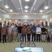 Staf Ahli Gubernur Jambi Bidang Ekonomi, Keuangan, dan Pembangunan Muktamar Hamdi (tengah) bersama peserta Rapat Evaluasi Kinerja KP3 Semester I Tahun 2025 di Kantor Biro Perekonomian Setda Provinsi Jambi, Senin (27/10/2025 ) (Dok Stepanus)