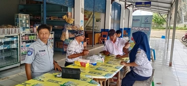 Petugas Jasa Raharja Muara Bungo melakukan pemeriksaan kesehatan gratis bagi pengemudi angkutan umum di Terminal Tipe A Muara Bungo (Dok. Humas JR)