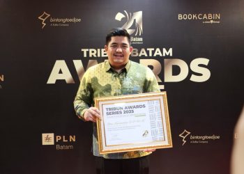 Bupati Bintan Roby Kurniawan menerima penghargaan pada ajang Tribun Batam Awards Series 2025 di Batam, Senin (27/10/2025). (Foto: Diskominfo Bintan)