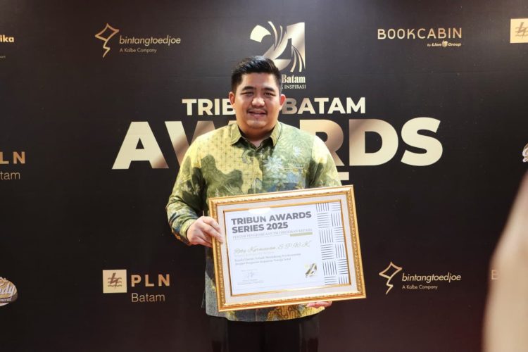 Bupati Bintan Roby Kurniawan menerima penghargaan pada ajang Tribun Batam Awards Series 2025 di Batam, Senin (27/10/2025). (Foto: Diskominfo Bintan)