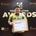 Bupati Bintan Roby Kurniawan menerima penghargaan pada ajang Tribun Batam Awards Series 2025 di Batam, Senin (27/10/2025). (Foto: Diskominfo Bintan)