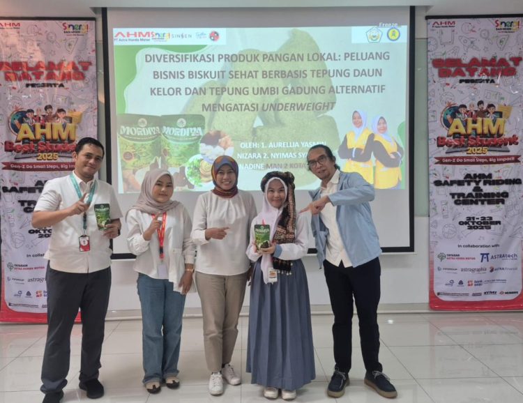 Aurellia Yasmin Nizara (tengah), siswi MAN 2 Kota Jambi, berfoto bersama perwakilan PT Sinar Sentosa Primatama dan guru pembimbing usai mempresentasikan karya inovatifnya dalam ajang AHM Best Student 2025 di Jakarta, 21–24 Oktober 2025. (Dok. Sinsen)