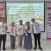 Aurellia Yasmin Nizara (tengah), siswi MAN 2 Kota Jambi, berfoto bersama perwakilan PT Sinar Sentosa Primatama dan guru pembimbing usai mempresentasikan karya inovatifnya dalam ajang AHM Best Student 2025 di Jakarta, 21–24 Oktober 2025. (Dok. Sinsen)