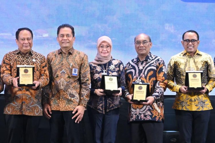 Direksi PT Jasa Raharja Dewi Aryani Suzana (tengah) bersama para mitra strategis saat menghadiri Rakernas IV GAPASDAP 2025 di Grand Ballroom Fairmont Jakarta, 22–23 Oktober 2025. (Dok. Humas JR)