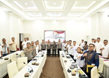 Anggota Kompolnas RI Gufron bersama Irwasda Polda Jambi Kombes Pol Jannus P. Siregar dan jajaran Polda Jambi berfoto bersama usai pelaksanaan klarifikasi aduan masyarakat dan evaluasi kinerja kepolisian di Mapolda Jambi, Rabu (29/10/2025). (Dok. Humas)