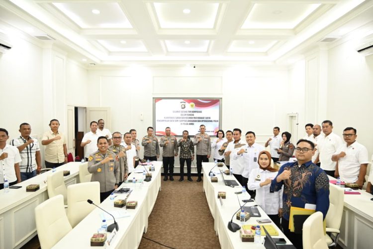 Anggota Kompolnas RI Gufron bersama Irwasda Polda Jambi Kombes Pol Jannus P. Siregar dan jajaran Polda Jambi berfoto bersama usai pelaksanaan klarifikasi aduan masyarakat dan evaluasi kinerja kepolisian di Mapolda Jambi, Rabu (29/10/2025). (Dok. Humas)