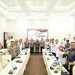 Anggota Kompolnas RI Gufron bersama Irwasda Polda Jambi Kombes Pol Jannus P. Siregar dan jajaran Polda Jambi berfoto bersama usai pelaksanaan klarifikasi aduan masyarakat dan evaluasi kinerja kepolisian di Mapolda Jambi, Rabu (29/10/2025). (Dok. Humas)