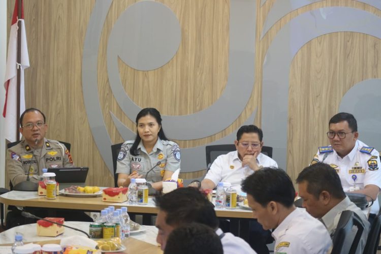 epala Jasa Raharja Wilayah Jambi Ni Made Ayu Mulidyawati bersama perwakilan BPTD, Ditlantas Polda Jambi, dan Dinas Perhubungan Provinsi saat rapat koordinasi lintas sektor membahas kesiapan angkutan umum menghadapi Natal 2025 dan Tahun Baru 2026 di Kantor Jasa Raharja Jambi, Kamis (30/10/2025). (Dok Stepanus)