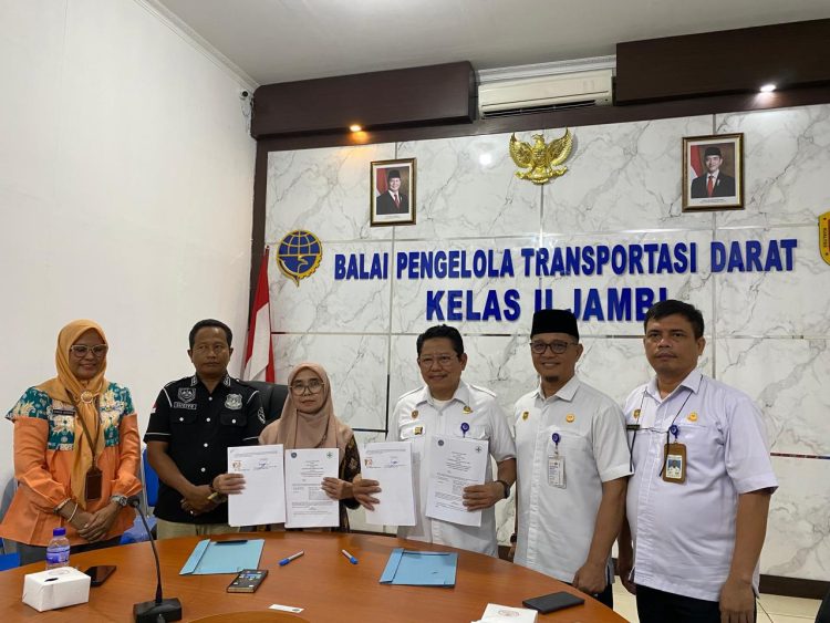 Kepala BPTD Kelas II Jambi, Dr. Drs. Benny Nurdin Yusuf, bersama Plt. Kepala UPTD Puskesmas Kenali Besar, dr. Afrini, menandatangani nota kesepahaman kerja sama peningkatan layanan kesehatan di Terminal Tipe A Alam Barajo, Kota Jambi, Rabu (30/10/2025). (Dokj. Stepanus)