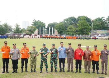 Gubernur Jambi, Dr. H. Al Haris (tengah), bersama Pangdam XX/Tuanku Imam Bonjol Mayjen TNI Arief Gajah Mada dan jajaran Forkopimda berfoto bersama usai memimpin Apel Kesiapsiagaan Penanggulangan Bencana Karhutla di Lapangan Kantor Gubernur Jambi, Kamis (30/10/2025). (Dok. Etit - Kominfo)