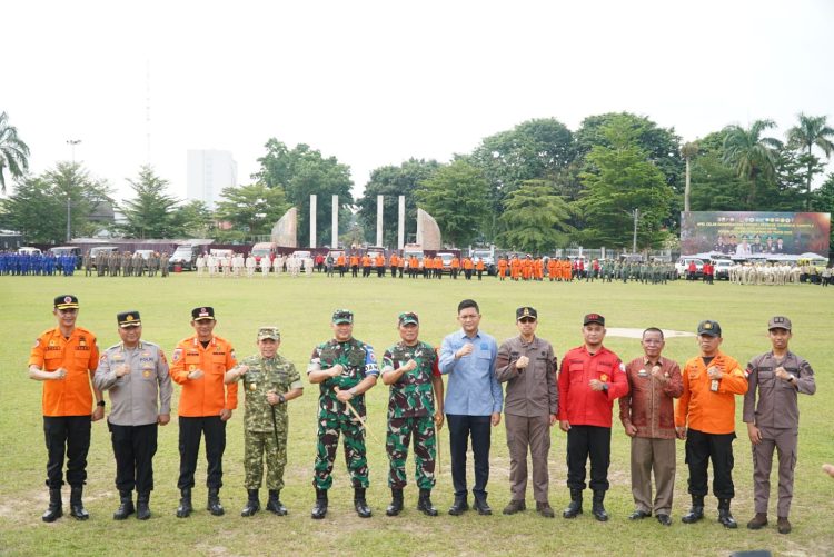 Gubernur Jambi, Dr. H. Al Haris (tengah), bersama Pangdam XX/Tuanku Imam Bonjol Mayjen TNI Arief Gajah Mada dan jajaran Forkopimda berfoto bersama usai memimpin Apel Kesiapsiagaan Penanggulangan Bencana Karhutla di Lapangan Kantor Gubernur Jambi, Kamis (30/10/2025). (Dok. Etit - Kominfo)