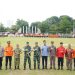 Gubernur Jambi, Dr. H. Al Haris (tengah), bersama Pangdam XX/Tuanku Imam Bonjol Mayjen TNI Arief Gajah Mada dan jajaran Forkopimda berfoto bersama usai memimpin Apel Kesiapsiagaan Penanggulangan Bencana Karhutla di Lapangan Kantor Gubernur Jambi, Kamis (30/10/2025). (Dok. Etit - Kominfo)