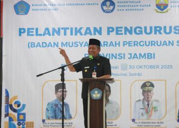 Wakil Gubernur Jambi, Drs. H. Abdullah Sani, M.Pd.I., menyampaikan sambutan dalam acara pelantikan pengurus Badan Musyawarah Perguruan Swasta (BMPS) Provinsi Jambi masa bakti 2025–2030 di Aula LPMP Provinsi Jambi, Kamis (30/10/2025). (Dok. Stepanus)