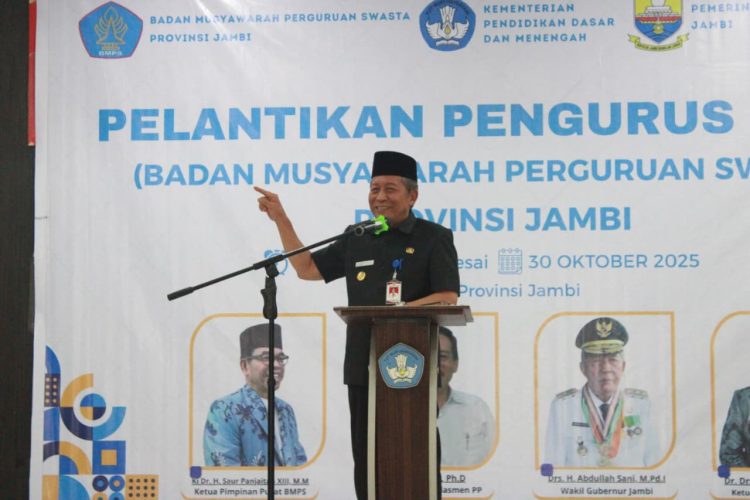 Wakil Gubernur Jambi, Drs. H. Abdullah Sani, M.Pd.I., menyampaikan sambutan dalam acara pelantikan pengurus Badan Musyawarah Perguruan Swasta (BMPS) Provinsi Jambi masa bakti 2025–2030 di Aula LPMP Provinsi Jambi, Kamis (30/10/2025). (Dok. Stepanus)
