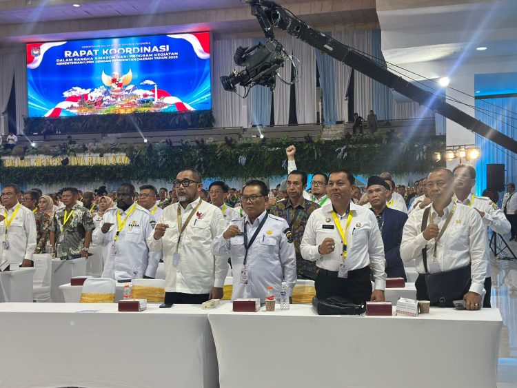 Sekretaris Daerah Provinsi Jambi, Dr. H. Sudirman (depan, tengah), bersama para Sekda dan Kepala Bappeda se-Indonesia mengikuti Rapat Koordinasi dan Retreat Nasional Sekda di Kampus IPDN, Jatinangor, Jawa Barat, Kamis (30/10/2025). (Dok. Erit - Kominfo)