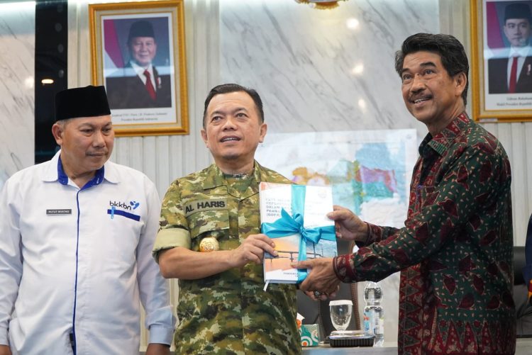 Gubernur Jambi Al Haris menerima dokumen Grand Design Pembangunan Kependudukan (GDPK) 2025–2029 dari perwakilan BKKBN Provinsi Jambi di Kantor Gubernur Jambi, Kamis (30/10/2025). (Dok. Stepanus)