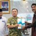 Gubernur Jambi Al Haris menerima dokumen Grand Design Pembangunan Kependudukan (GDPK) 2025–2029 dari perwakilan BKKBN Provinsi Jambi di Kantor Gubernur Jambi, Kamis (30/10/2025). (Dok. Stepanus)