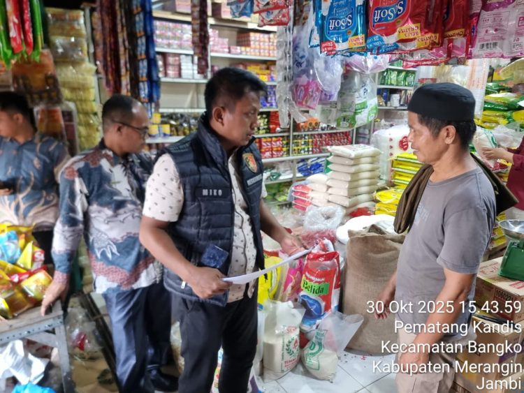 Anggota Satgas Pengendalian Harga Beras Provinsi Jambi saat melakukan pengecekan harga dan stok beras di salah satu toko di Kecamatan Bangko, Kabupaten Merangin, Kamis (30/10/2025). (Dok. Humas)
