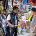 Anggota Satgas Pengendalian Harga Beras Provinsi Jambi saat melakukan pengecekan harga dan stok beras di salah satu toko di Kecamatan Bangko, Kabupaten Merangin, Kamis (30/10/2025). (Dok. Humas)