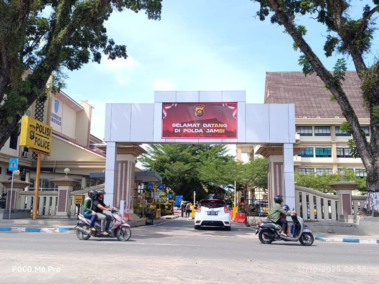 Gerbang utama Markas Kepolisian Daerah (Polda) Jambi, Jumat (31/10/2025) (Dok. Nahar)