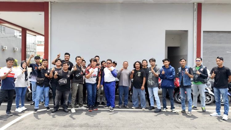 Para siswa peserta edukasi Safety Riding berpose di Sinsen Safety Riding Center, Kota Jambi, Jumat (31/10/2025). (Dok, Sinsen)