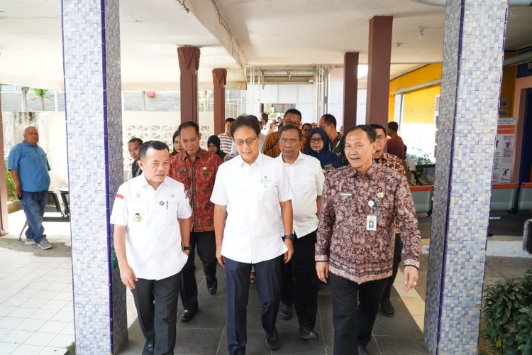 Menteri Kesehatan RI Budi Gunadi Sadikin bersama Gubernur Jambi Al Haris meninjau pelaksanaan operasi jantung terbuka perdana di RSUD Raden Mattaher Jambi, Jumat (31/10/2025). (Dok Stepanus)