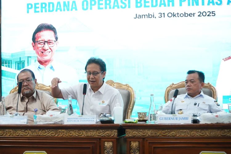 Menteri Kesehatan RI Budi Gunadi Sadikin (tengah) berdiskusi bersama Gubernur Jambi Al Haris (kanan) saat meninjau pelaksanaan operasi jantung perdana di RSUD Raden Mattaher Jambi, Jumat (31/10/2025). (Dok, Erit- Kominfo)