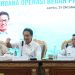 Menteri Kesehatan RI Budi Gunadi Sadikin (tengah) berdiskusi bersama Gubernur Jambi Al Haris (kanan) saat meninjau pelaksanaan operasi jantung perdana di RSUD Raden Mattaher Jambi, Jumat (31/10/2025). (Dok, Erit- Kominfo)