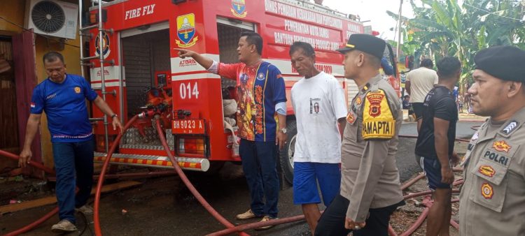 Petugas Pemadam Kebakaran Kota Jambi dibantu personel Polresta Jambi berupaya memadamkan api yang melalap rumah warga di Kelurahan Rajawali, Kecamatan Alam Barajo, Kota Jambi, Jumat (31/10/2025). (Dok, Stepansus)