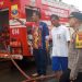 Petugas Pemadam Kebakaran Kota Jambi dibantu personel Polresta Jambi berupaya memadamkan api yang melalap rumah warga di Kelurahan Rajawali, Kecamatan Alam Barajo, Kota Jambi, Jumat (31/10/2025). (Dok, Stepansus)