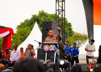 Kapolri Jenderal Listyo Sigit Prabowo, memberikan sambutan di acara Apel Akbar Kebangsaan Buruh Indonesia di Lapangan Botanical Jababeka, Bekasi, Rabu (15/10/2025). (dok. Humas)
