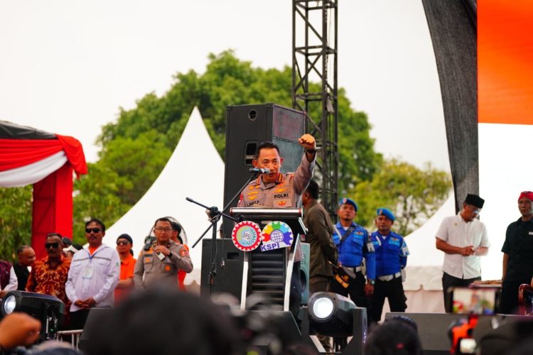 Kapolri Jenderal Listyo Sigit Prabowo, memberikan sambutan di acara Apel Akbar Kebangsaan Buruh Indonesia di Lapangan Botanical Jababeka, Bekasi, Rabu (15/10/2025). (dok. Humas)